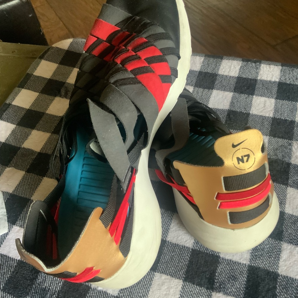 Nike Stylish Red and Gray Woven Sneakers - Picture 4 of 4